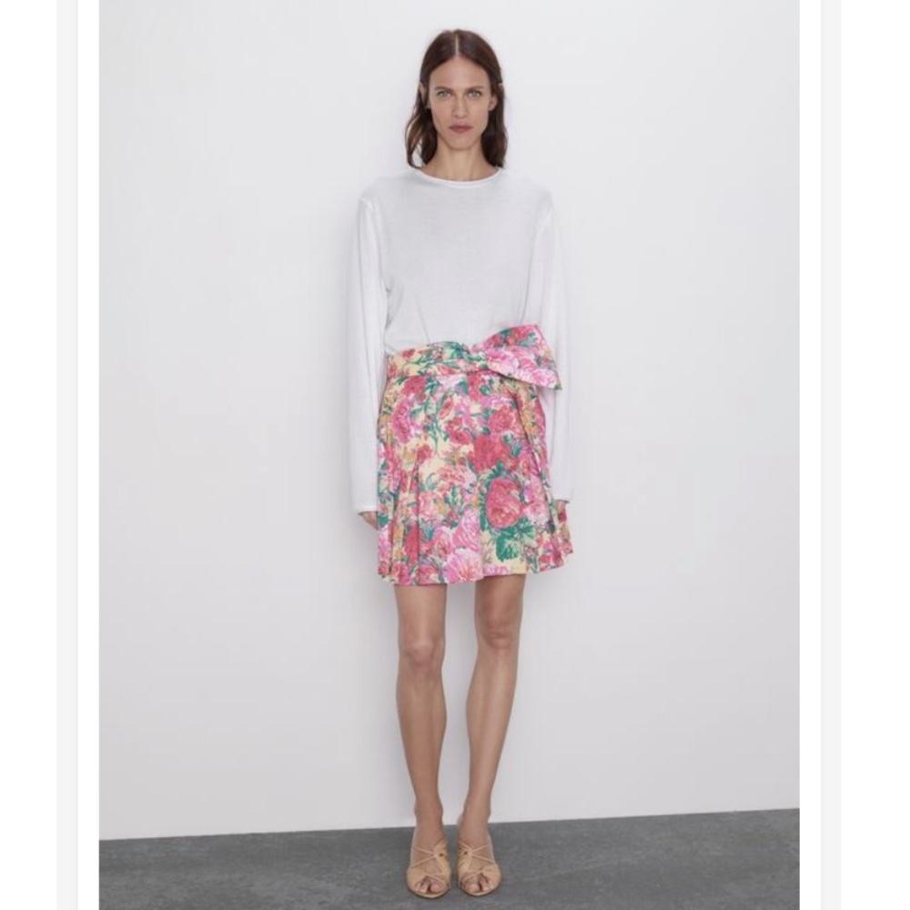 Brand new floral print Zara skirt, size S